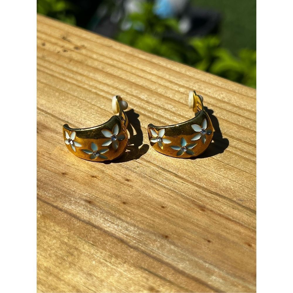 Gold Tone Silver White Daisy Costume Jewelry Vintage Huggie